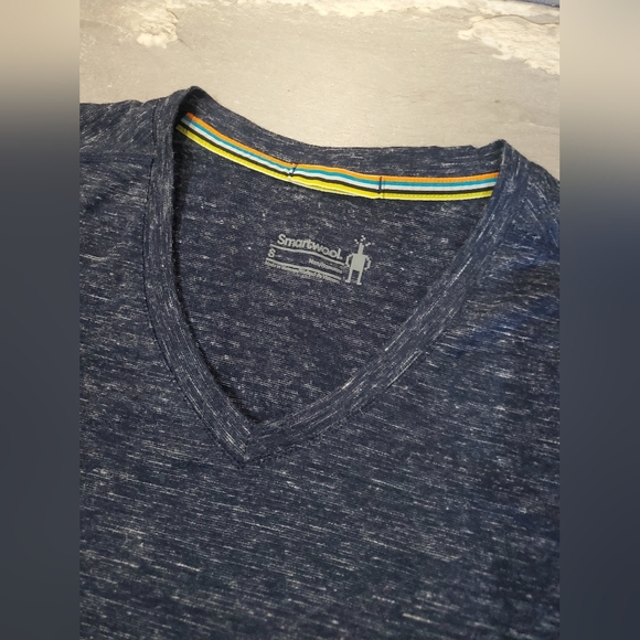 Smartwool Men's Heathered Grey & Navy Blue V-Neck Short Sleeves Shirt. Men S. - Picture 2 of 8